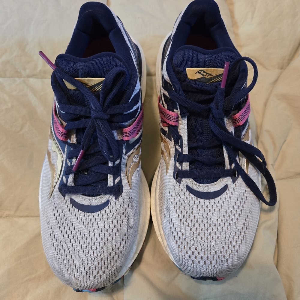 Saucony Triumph 20 Running Shoes - Size 6B
- Navy, Pink, Gold